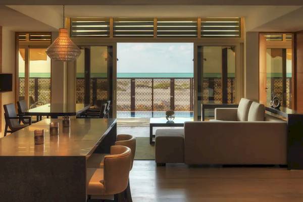 Wohnzimmer des Park Hyatt Abu Dhabi Hotel & Villas mit Blick auf das Meer.