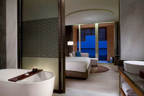 Badezimmer der Park Hyatt Abu Dhabi Hotel & Villas Suite mit Badewanne, zwei Waschbecken und Ausblick auf den Ozean.