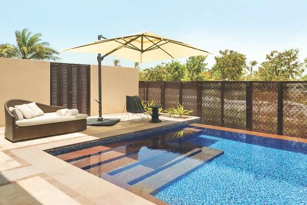 Privater Poolbereich im Park Hyatt Abu Dhabi Hotel mit Loungebereich und Sonnenschirm.