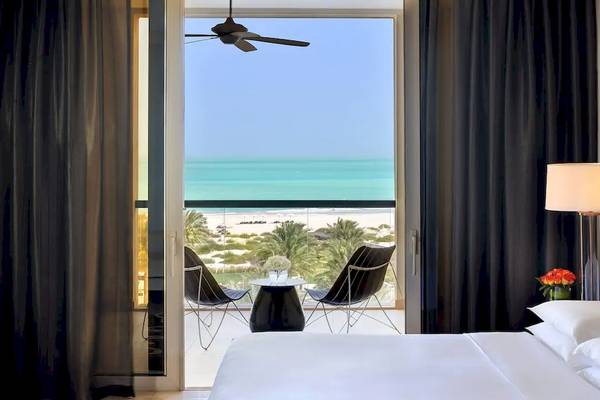 Zimmer im Park Hyatt Abu Dhabi Hotel & Villas mit Blick auf das Meer und eine Terrasse.