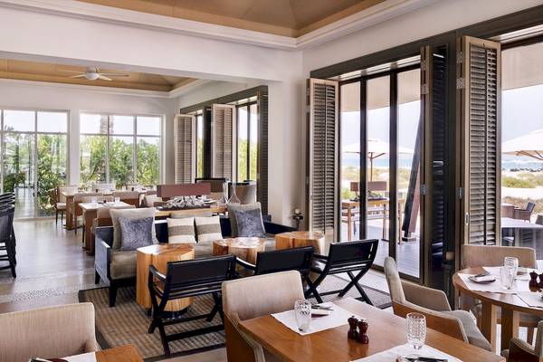 Innenansicht des Restaurants im Park Hyatt Abu Dhabi Hotel & Villas mit modernem Interieur, großen Fenstern und Meerblick.
