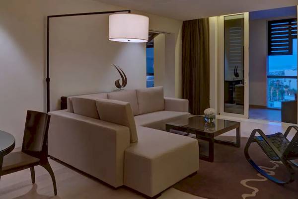 Wohnbereich im Park Hyatt Abu Dhabi Hotel & Villas mit Couch, Tisch und Glastüren