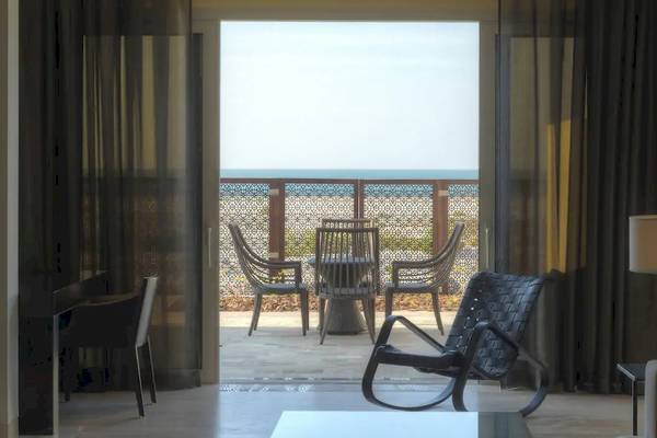 Ausblick vom Balkon des Park Hyatt Abu Dhabi Hotel & Villas mit Tisch und Stühlen.