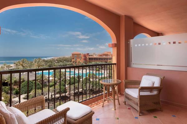 Blick vom Balkon des Sheraton Fuerteventura Beach auf den Pool und das Meer.