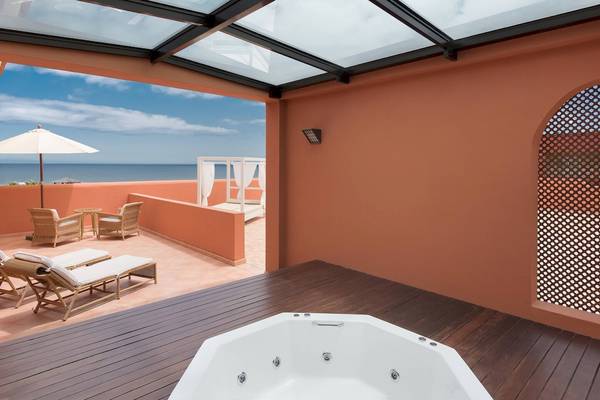 Terrasse des Sheraton Fuerteventura Beach, Golf & Spa Resorts mit Blick auf das Meer.