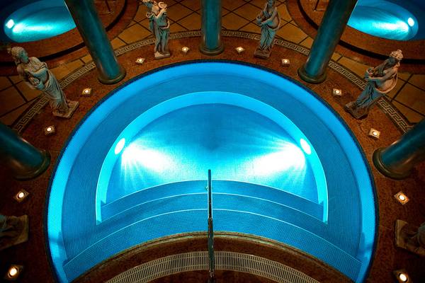 Unterirdischer blau beleuchteter Pool im Hotel Le Royal Meridien Beach Resort & Spa.