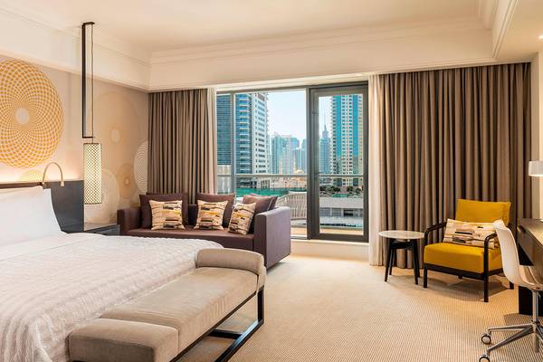 Hotelzimmer im Le Royal Meridien Beach Resort & Spa mit Blick auf die Stadt.