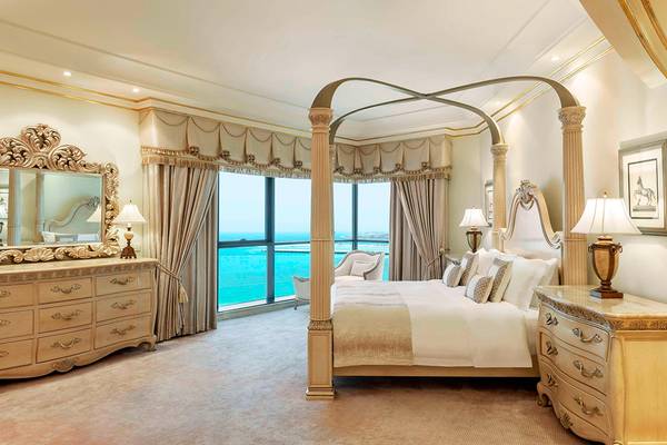 Schlafzimmer im Le Royal Meridien Beach Resort mit Blick auf das Meer.