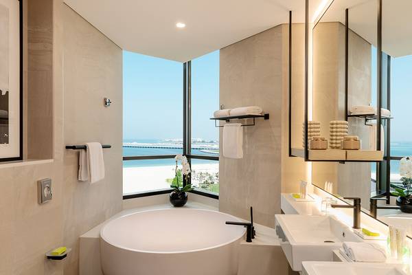 Badezimmer im Le Royal Meridien Beach Resort & Spa mit Blick auf das Meer.