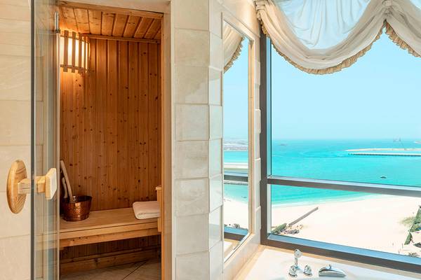 Sauna im Le Royal Meridien Beach Resort & Spa mit Blick auf das Meer.