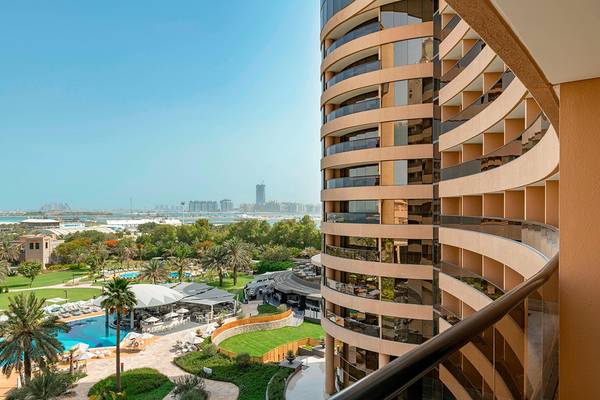 Aussicht vom Balkon des Le Royal Meridien Beach Resort & Spa auf Swimmingpool und Stadt