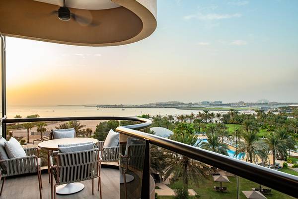 Aussicht von der Terrasse des Le Royal Meridien Beach Resort & Spa mit Meerblick und Sonnenuntergang