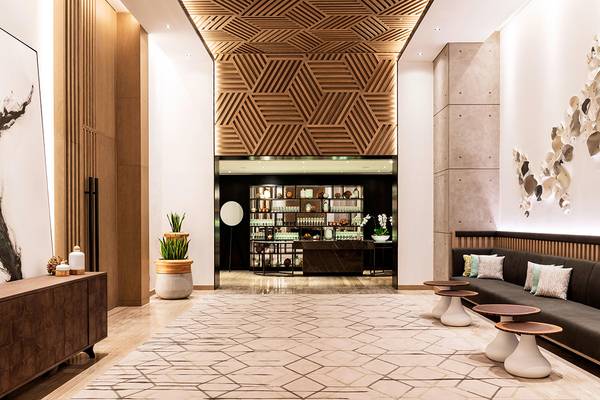 Innenbereich des Le Royal Meridien Beach Resort mit Holzelementen, geometrischem Muster und Einrichtungsgegenständen.