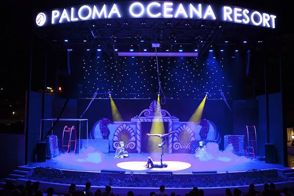 Die Bühne des Paloma Oceana Resorts mit blauer Beleuchtung und Artisten