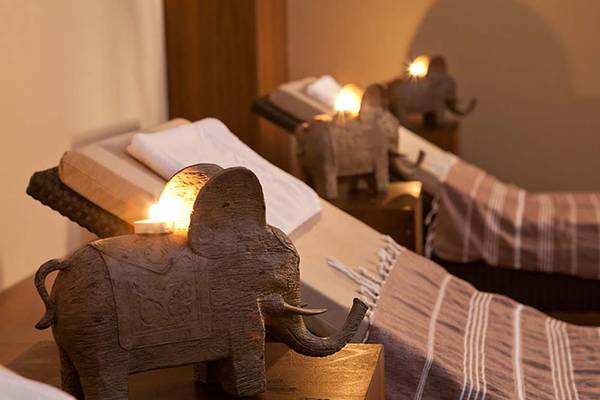 Massage-Lounge im Paloma Oceana Hotel mit Elefanten-Lampen und weichen Handtüchern.