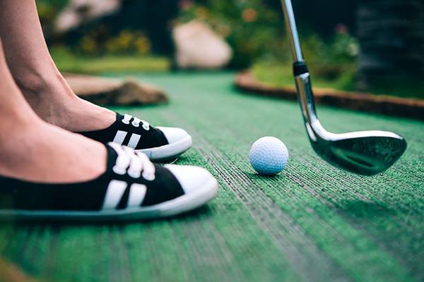 Besucher auf Mini-Golf-Kurs im Paloma Oceana Hotel