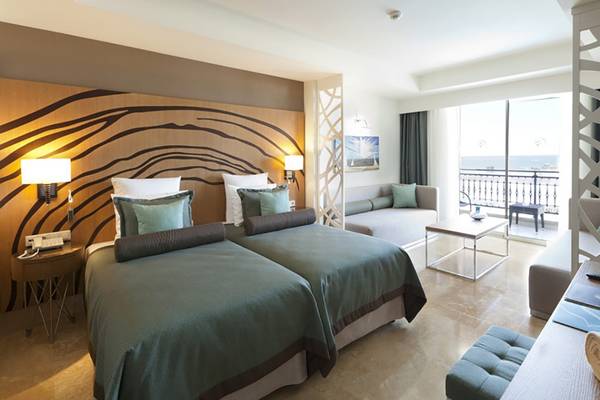 Doppelzimmer im Paloma Oceana Hotel mit zwei Betten, Meerblick und Balkon.