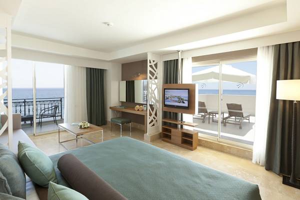 Hotelzimmer im Paloma Oceana mit Blick auf das Meer von einem Balkon aus.