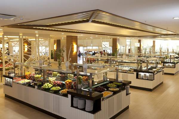 Buffetbereich im Paloma Oceana Hotel mit verschiedenen Obst- und Gemüsesorten.