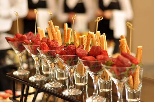 Cocktails mit Früchten und Brot im Hotel Paloma Oceana