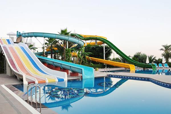 Außenpool mit Wasserrutschen im Paloma Oceana Hotel