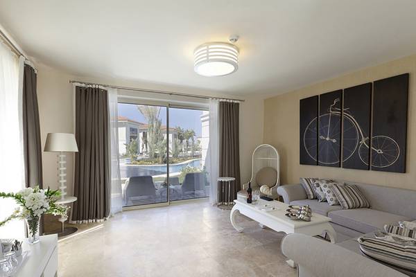 Wohnzimmer im Paloma Oceana Hotel mit Blick auf den Pool und Außenbereich.