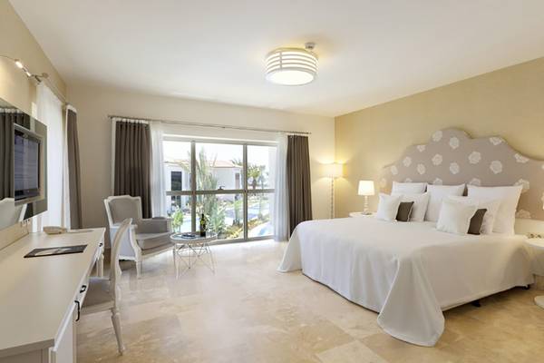 Luxuriöses Schlafzimmer im Paloma Oceana Hotel mit großem Bett und Panoramafenster.