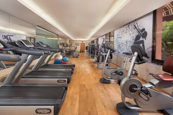Fitnesscenter im Sheraton Fuerteventura Beach, Golf & Spa Resort mit Laufbändern und anderen Trainingsgeräten.