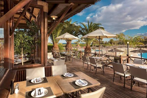 Restaurant auf der Terrasse des Sheraton Fuerteventura Beach, Golf & Spa Resorts mit Blick auf den Pool