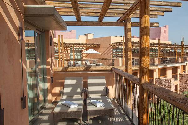 Terrasse des Lopesan Baobab Resorts mit Lounge-Sesseln und Blick auf die Anlage.