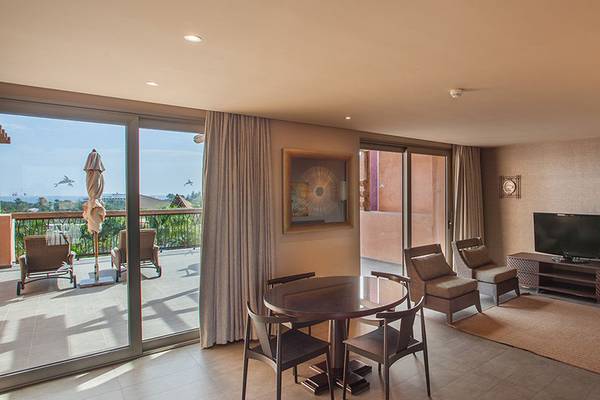 Loft mit Terrasse und Fernseher im Lopesan Baobab Resort