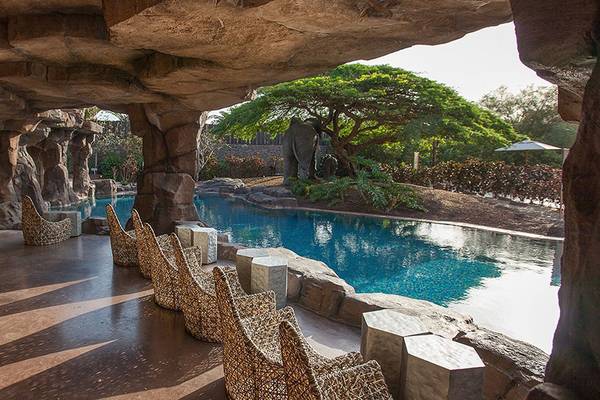 Sitzbereich mit Korbstühlen neben einem Pool im Lopesan Baobab Resort.
