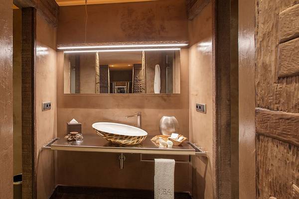 Badezimmer im Lopesan Baobab Resort mit geometrischen Mustern und einem runden Waschbecken.