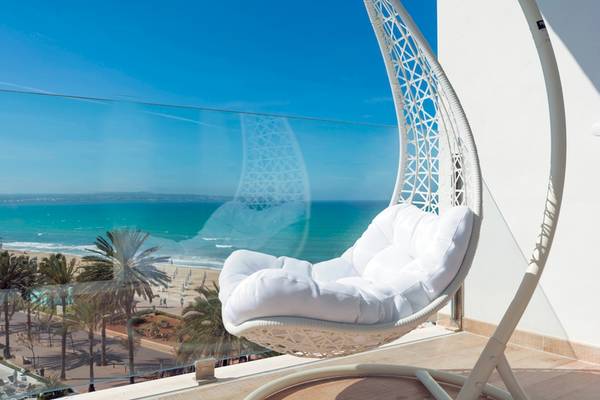 Ein Hängesessel auf dem Balkon des HSM Golden Playa Hotels mit Blick auf das Meer.