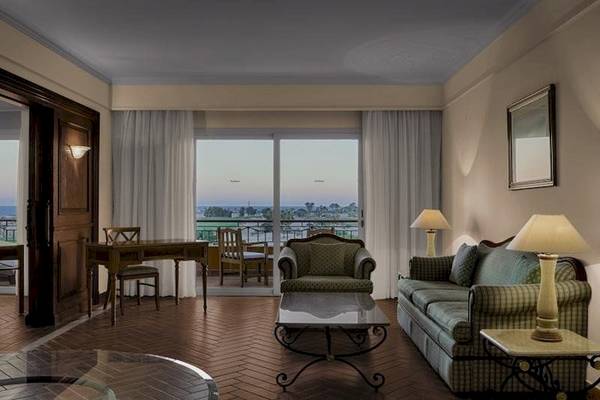 Luxuriöses Wohnzimmer im Cascades Golf Resort Spa & Thalasso mit Blick auf den Golfplatz