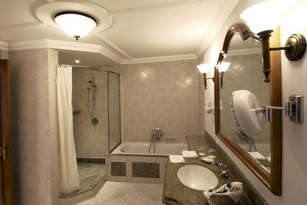 Hotelbadezimmer mit Badewanne, Dusche, Waschbecken und Spiegel im Cascades Golf Resort Spa & Thalasso
