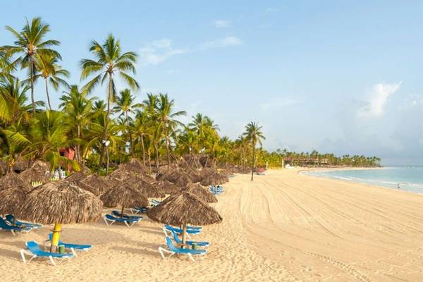 Strand mit Palmen, Liegen und Sonnenschirmen am Caribe Deluxe Princess Hotel