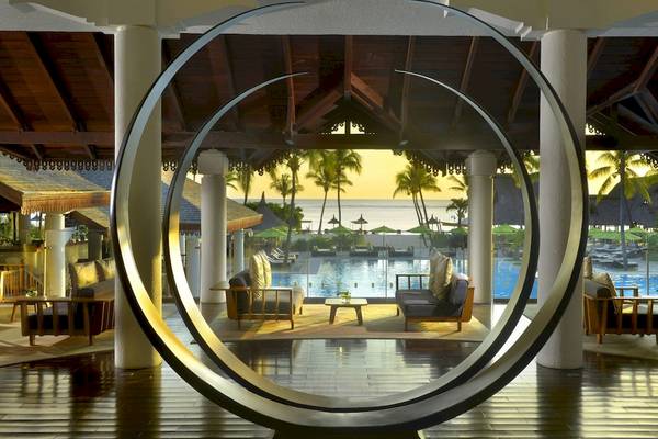 Innenbereich des Tamassa Bel Ombre Hotels mit Blick auf einen Swimmingpool und die Ozean