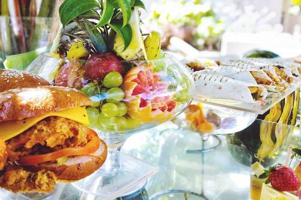 Ein Buffettisch im Hotel Tamassa Bel Ombre mit verschiedenen Gerichten und Früchten.