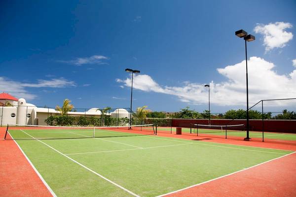 Tennisplätze im Freien im Hotel Tamassa Bel Ombre bei schönem Wetter.