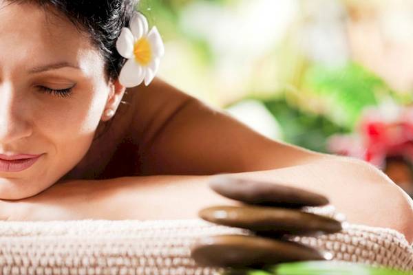 Frau genießt eine Massage im Hotel Tamassa Bel Ombre