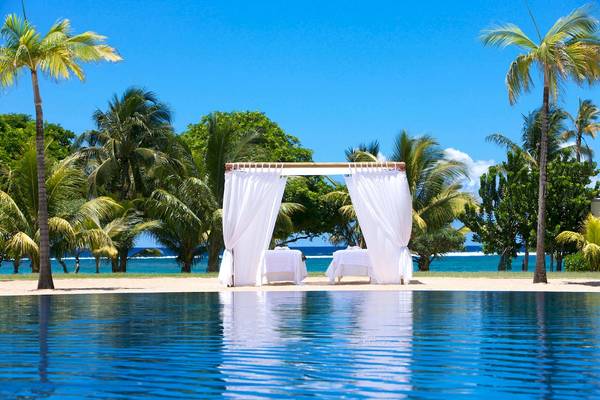 Zeremoniebereich am Pool des Tamassa Bel Ombre Hotels mit Blick auf den Ozean.