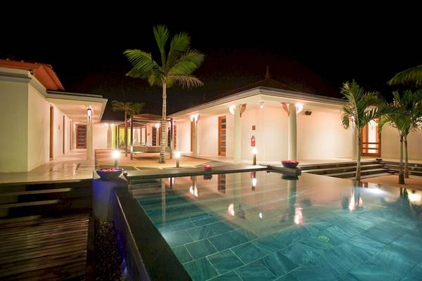 Außenbereich des Tamassa Bel Ombre Hotels bei Nacht mit Pool und beleuchteten Wegen