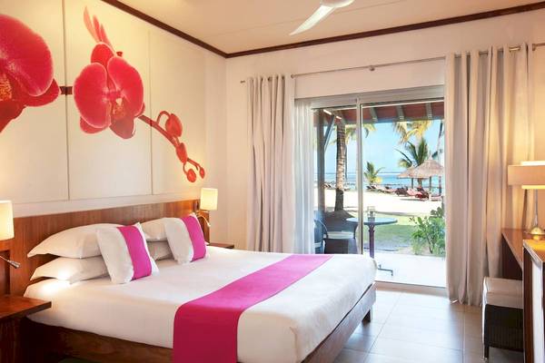 Zimmer im Tamassa Bel Ombre Hotel mit einem Bett und Meerblick
