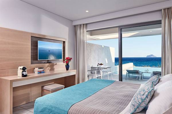 Innenansicht eines Zimmers im Porto Bello Royal Hotel mit Blick auf das Meer.