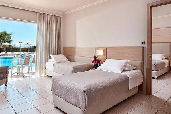 Porto Bello Royal Hotel Zimmer mit zwei Betten und Poolblick