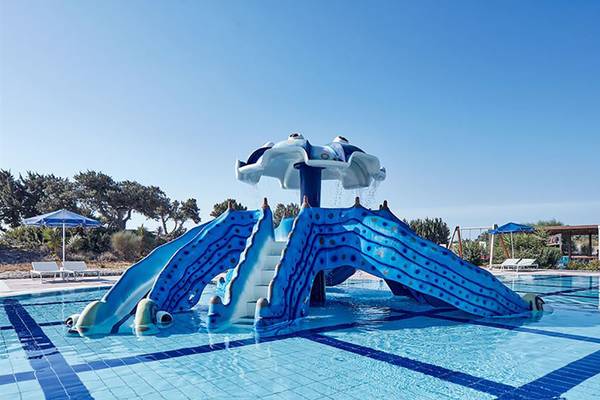 Schwimmbadrutsche im Porto Bello Royal Hotel mit blauen und weißen Designs.