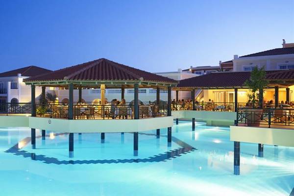 Außenpoolbereich des Porto Bello Royal Hotels mit Pavillon und Sitzgelegenheiten