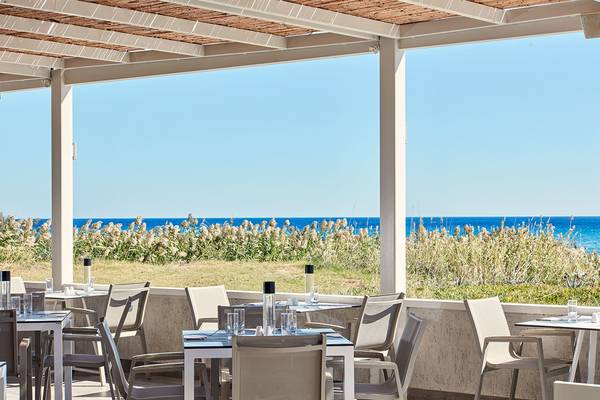 Außenterrasse des Porto Bello Royal Hotels mit Blick auf das Meer und die Landschaft