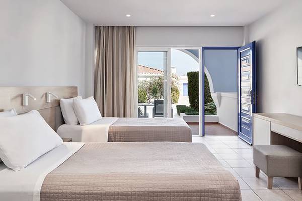 Zwei Doppelbetten in einem modernen Hotelzimmer des Porto Bello Royal Hotel.